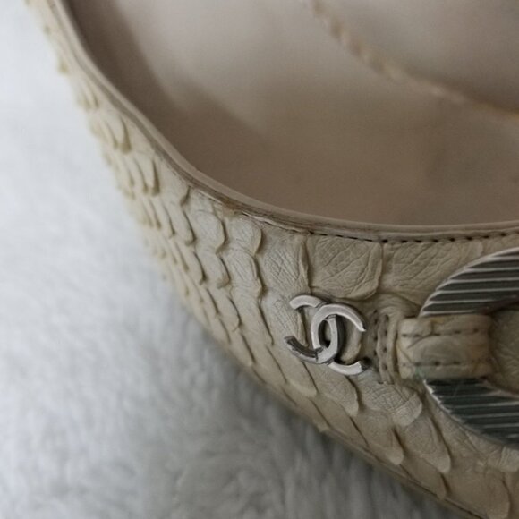 PRICE DROP-CHANEL Ivory Metalic Snake Skin heels - Picture 5 of 13